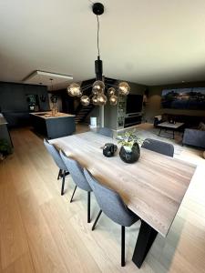 un soggiorno con tavolo da pranzo e sedie di Lofoten Luxe Retreat a Leknes