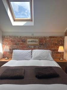 Кровать или кровати в номере Rats Retreat at Tove Valley Cottages