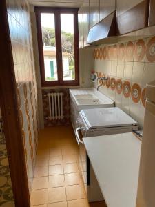 cocina con 2 lavabos y fogones en Appartamenti Torre Medicea, en Castiglioncello 85 fotos más