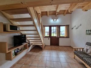 Μια τηλεόραση ή/και κέντρο ψυχαγωγίας στο Appartamento Adamello 5