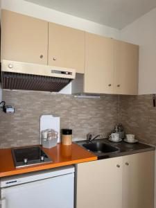 Кухня или мини-кухня в La Rose des Sables Vue à 180 degrés sur la Mer
