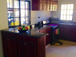 a kitchen with a bowl of fruit on a counter at Residencias Bp in Constanza