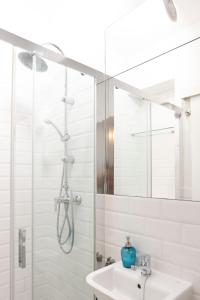 biała łazienka z prysznicem i umywalką w obiekcie Alohamundi Ardilla w Sewilli +21 zdjęć