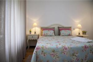 アルコス・デ・ヴァルデヴェスにあるQuinta do Cerqueiralのベッドルーム1室(ベッド1台、テーブル2台、ランプ2つ付) +79枚の写真