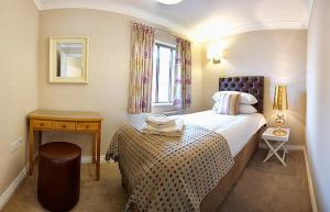 ノリッジにあるLuxury 2 bedroom Flat Central Norwich with Parkingの大きなベッドと窓のある寝室