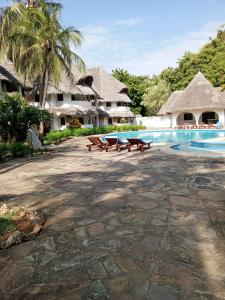un complejo con piscina y un resort en Savanna Breeze Villa, en Malindi