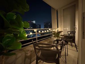 a balcony with a view of the city at night at Departamento en Centro Histórico de Santiago in Santiago