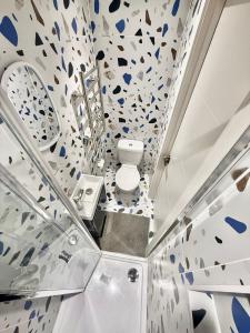- Baño con aseo en una habitación en Design House Peckam - Dynamic City Stay, en Londres