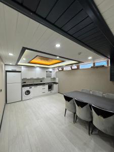 a kitchen and dining room with a table and chairs at Fındıkoğlu Otel in Çaykara
