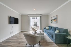 TV a/nebo společenská místnost v ubytování Walk to Music Factory Townhome with Rooftop Deck!