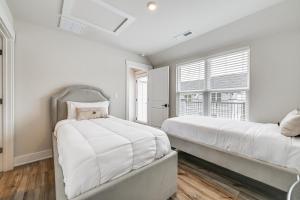 Postel nebo postele na pokoji v ubytování Walk to Music Factory Townhome with Rooftop Deck!