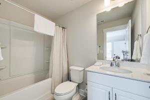 Koupelna v ubytování Walk to Music Factory Townhome with Rooftop Deck! + 18 fotografií