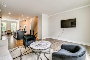 Una sala de estar con dos sillas y una mesa. en 2 Mi to Dtwn Charlotte Unit with Rooftop Deck!, en Charlotte