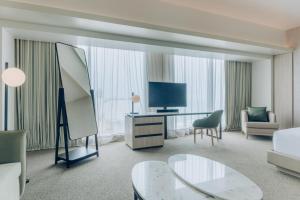 Uma TV ou centro de entretenimento em Vignette Collection SOUMA Hotel by IHG