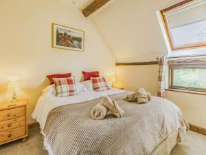 Un dormitorio con dos camas con toallas encima. en 3 Bed in Worcester CC082, en Clifton upon Teme