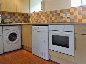 Kuchyň nebo kuchyňský kout v ubytování Honeysuckle Cottage - 29938