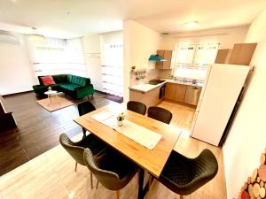 Kuchyň nebo kuchyňský kout v ubytování Exkluzív Apartman Debrecen + 24 fotografií