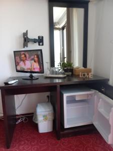 a desk with a picture of two people on it at Pensiunea Apartamente 9 Sofia & David in Baile Felix