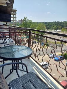 a patio with a table and chairs on a balcony at Pensiunea Apartamente 9 Sofia & David in Baile Felix