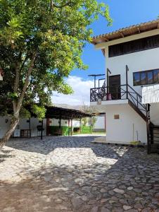ein Gebäude mit einem Baum und einer Terrasse in der Unterkunft Samana House Valle Sagrado in Urubamba