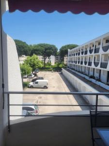 einen Balkon mit Blick auf einen Parkplatz in der Unterkunft Studio cv, parking, plage 5 mn in La Grande-Motte