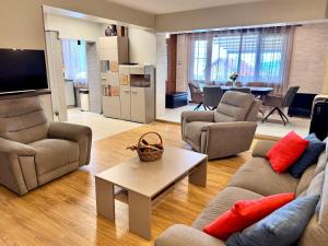 un soggiorno con divani, tavolo e TV di Villa Horizon - Spacious Sea View House with 6 Bedrooms in Balchik a Balchik Altre 27 foto