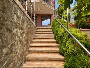 una rampa di scale che porta a una casa di Villa Horizon - Spacious Sea View House with 6 Bedrooms in Balchik a Balchik