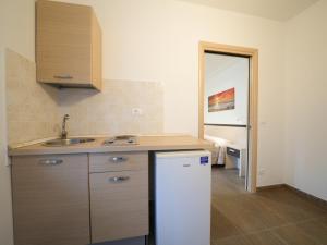 梵蒂冈角Hotel MARINELLA parking wi-fi spiaggia attrezzata的带水槽和台面的厨房