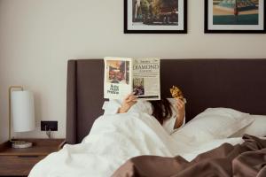 Un pat sau paturi într-o cameră la Ruby Hotel Prishtina