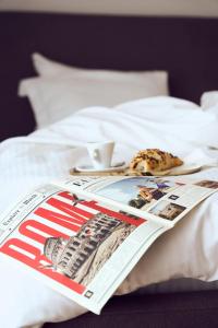 Un pat sau paturi într-o cameră la Ruby Hotel Prishtina