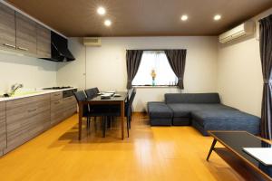 Televisyen dan/atau pusat hiburan di Chiyo House x M&Z HOUSE