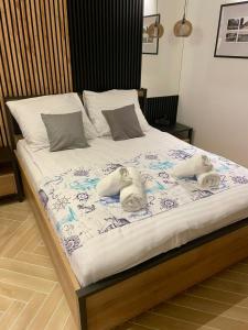 un letto con sopra due asciugamani a forma di orso polare di MazuryHoliday Apartamenty Kisajno nad jeziorem a Giżycko