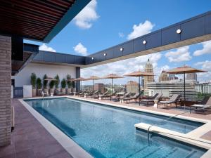 Bazén v ubytování Kimpton Santo San Antonio - Riverwalk by IHG nebo v jeho okolí