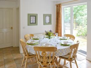 ein Esszimmer mit Tisch und Stühlen in der Unterkunft Gamekeeper's Cottage in Middleton
