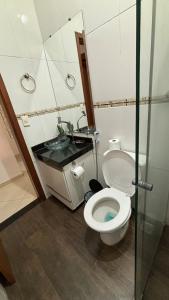 une salle de bains avec toilettes et lavabo dans l'établissement Sítio Topo do Mundo - Pólo Turístico INHOTIM na Serra da Moeda, à Brumadinho