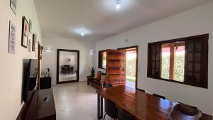 - une salle à manger avec une table en bois dans l'établissement Sítio Topo do Mundo - Pólo Turístico INHOTIM na Serra da Moeda, à Brumadinho