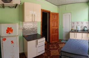 Kuchyň nebo kuchyňský kout v ubytování Guest house on Devyatnadtsataya + 37 fotografií