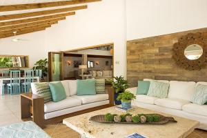 Una sala de estar con un sofá blanco y una mesa. en Casa GriGri, en La Romana