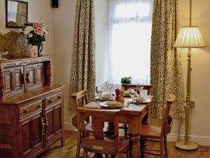 une salle à manger avec une table et une fenêtre dans l'établissement Jackdaw Cottage, à Baycliff