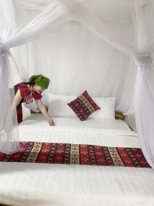 Postel nebo postele na pokoji v ubytování Pi Nọong Homestay