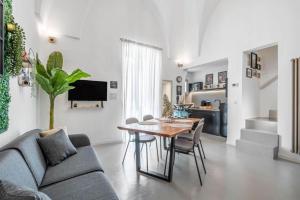 una sala de estar con una mesa y un sofá en Gente di Mare Luxury Home, en Fasano