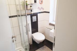 クレーフェにあるMonteur Wohnung Kleve KL02 - Innenstadtの小さなバスルーム(トイレ、シャワー付)