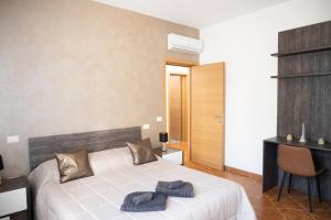 Postel nebo postele na pokoji v ubytování DailyHome - Villetta con Patio Privato a Due Passi dal Mare