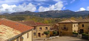 a view of a village with mountains in the background at La Casa del Ayer in Ábalos