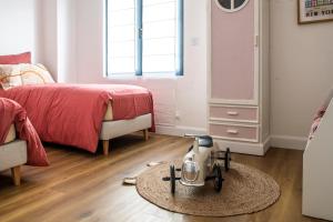 a bedroom with a bed and a blender on the floor at Cité Jardin in Orly
