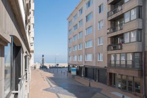 une rue vide à côté d'un immeuble avec la plage dans l'établissement Atlantic 11A, à Ostende