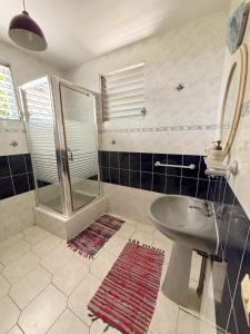 Ένα μπάνιο στο Maison perchée face à la rivière, nature & calme +16 φωτογραφίες