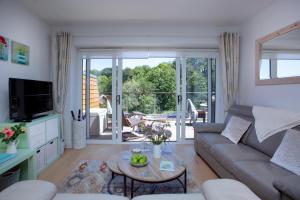 Χώρος καθιστικού στο Lapwing 2 The Cove Waterfront Apartment +8 φωτογραφίες