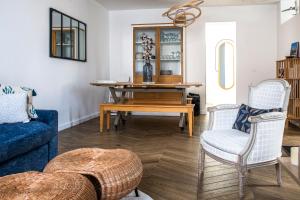 a living room with a table and two chairs at Cité Jardin in Orly