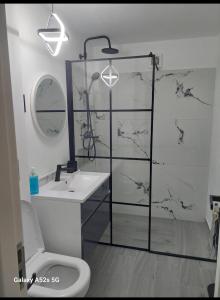 Ένα μπάνιο στο Isabell Apartaments